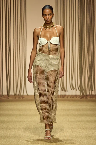 Look 16